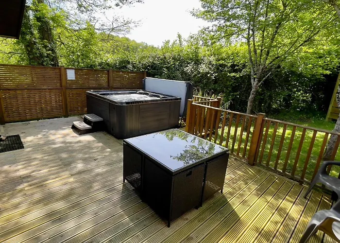 Oak Cabin With Hot-Tub & Secluded Decking - Finlake Resort & Spa - Devon