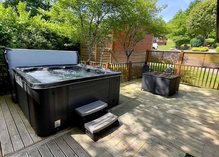 Oak Cabin With Hot-Tub & Secluded Decking - Finlake Resort & Spa - Devon