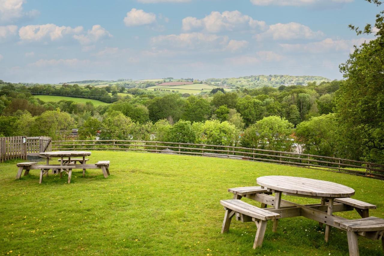 Villa Oak With Hot-tub & Secluded Decking - Finlake & - Devon *